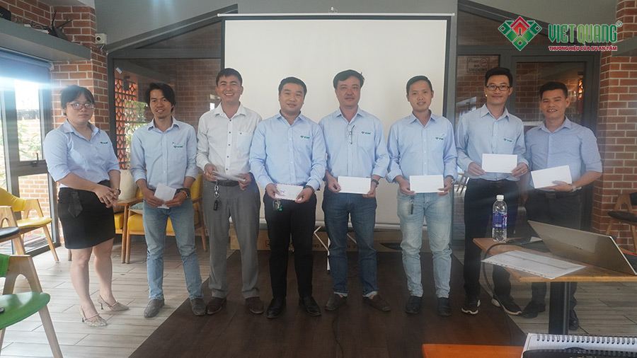 Những nhân sự xuất sắc trong trong tháng đạt doanh thu và được nhận phần thưởng từ công ty Việt Quang