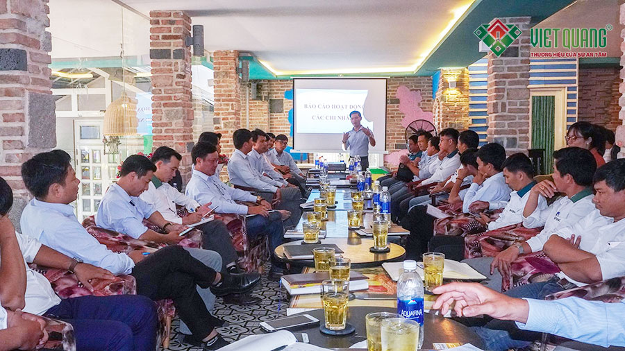 Hình ảnh đội ngũ Việt Quang Group trong một buổi họp đầu tháng - báo cáo kết quả hoạt động kinh doanh