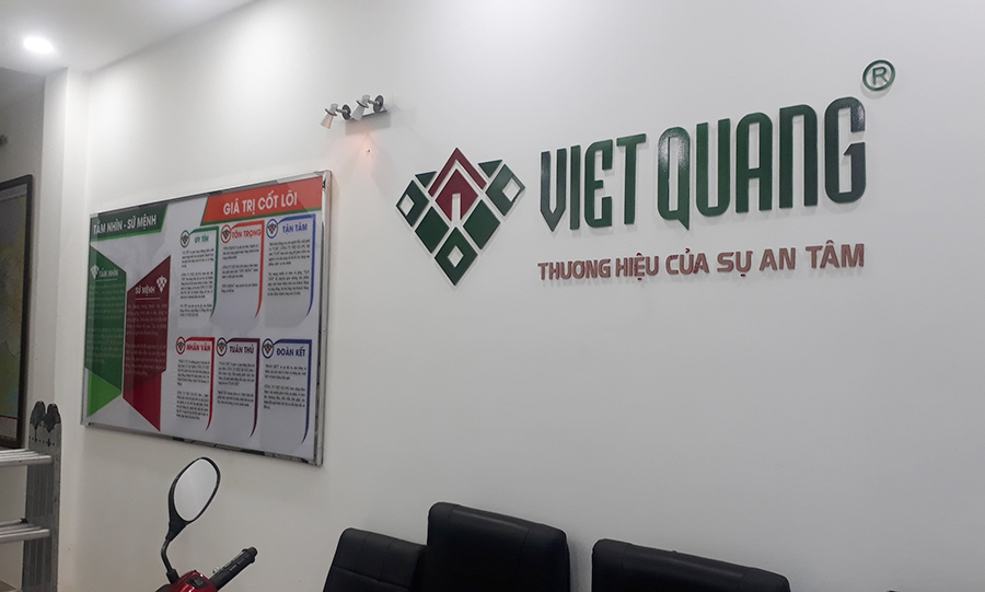 Logo Việt Quang và bảng tầm nhìn sứ mệnh, giá trị cốt lõi của công ty cổ phần Việt Quang Group tại văn phòng Bình Thạnh