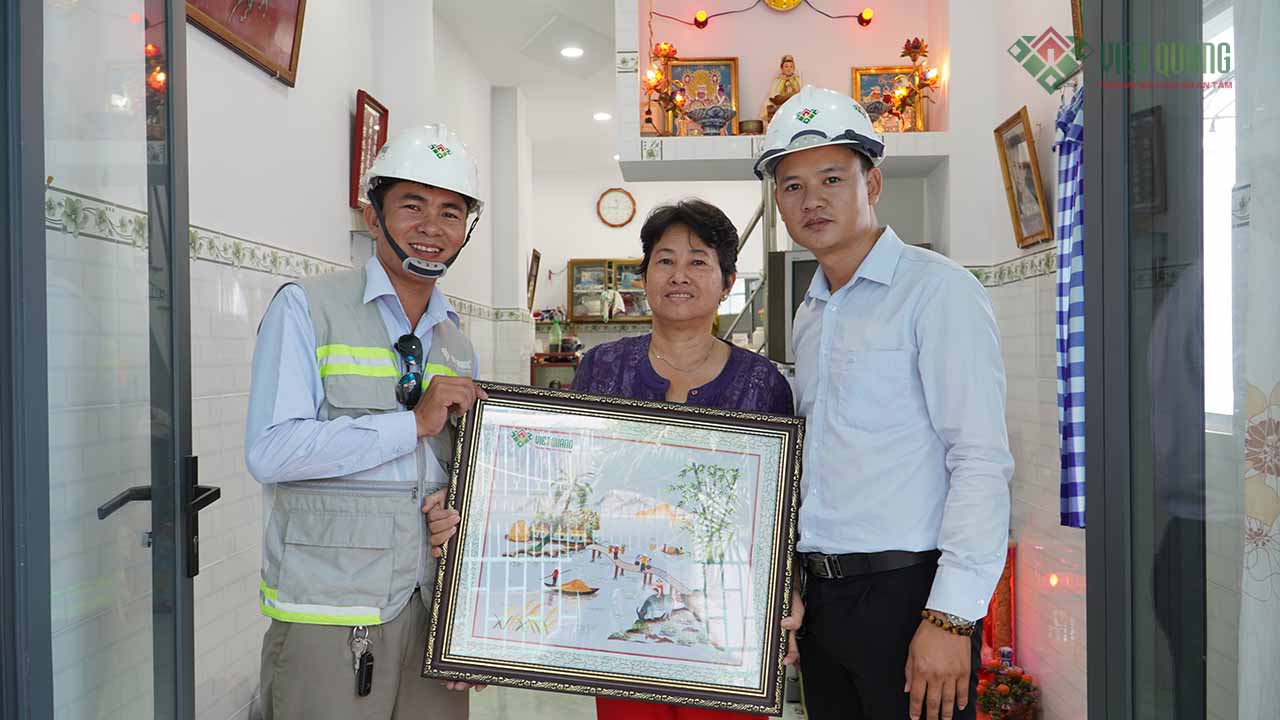 Việt Quang bàn giao nhà và tặng 01 bức ảnh phong cảnh làng quê cho Cô Nga ở quận 5, TP HCM