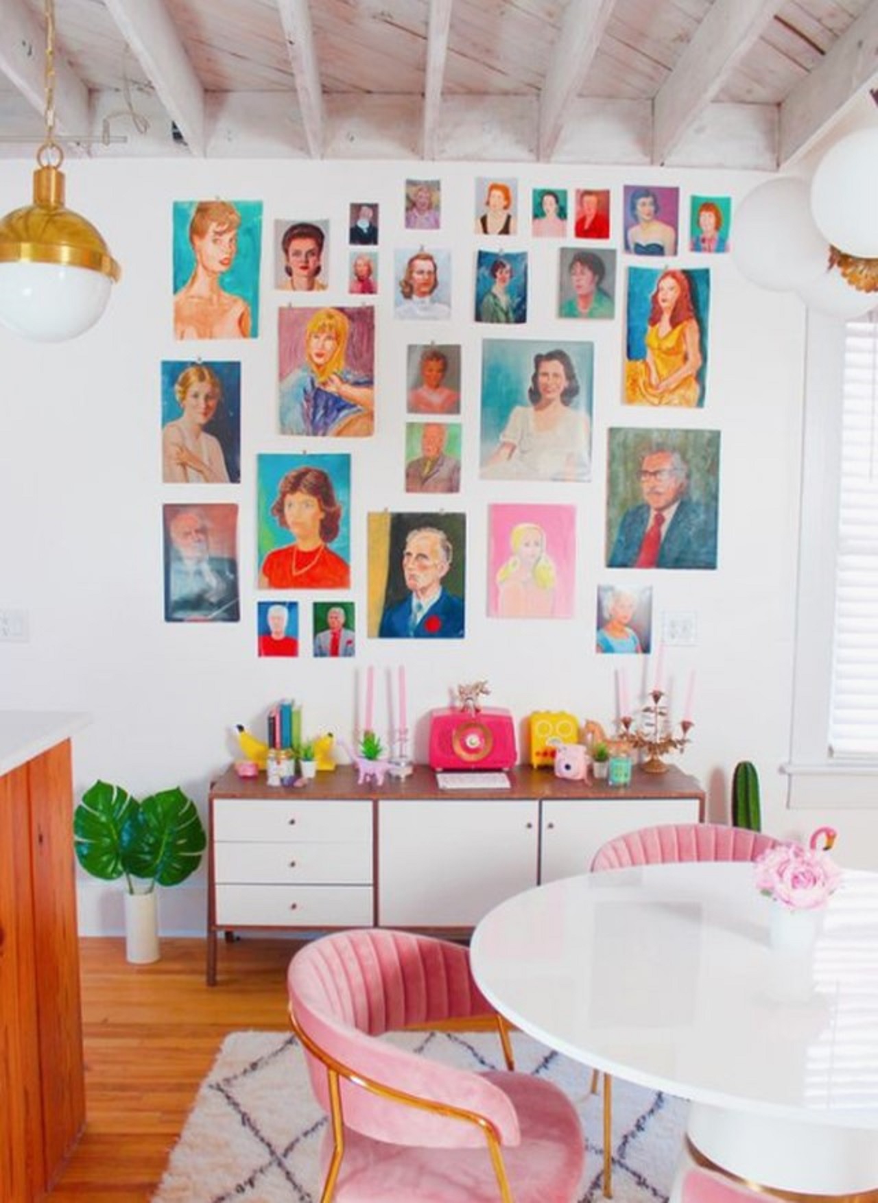 Một không gian đầy màu sắc được thực hiện bằng màu cam và hồng, với một bức tường phòng trưng bày tươi sáng và đầy màu sắc, làm tăng thêm phong cách độc đáo cho không gian.