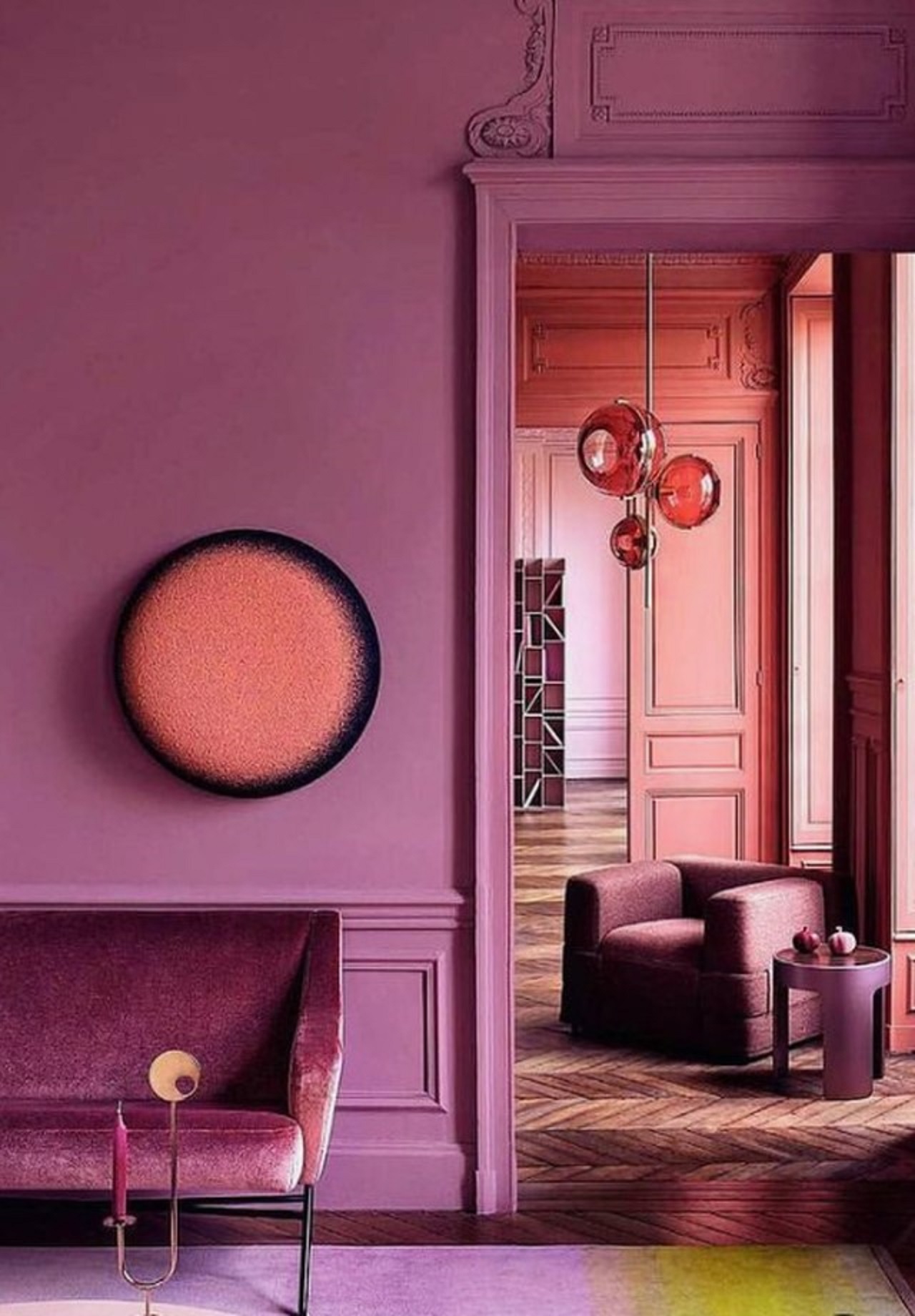 Góc phòng khách tràn ngập màu tím ấm áp và tinh tế, pha trộn cùng màu cam san hô nhẹ nhàng.Phòng tắm màu hồng cá hồi với các kệ và cửa sổ tích hợp để làm nổi bật không gian với ánh sáng tự nhiên.