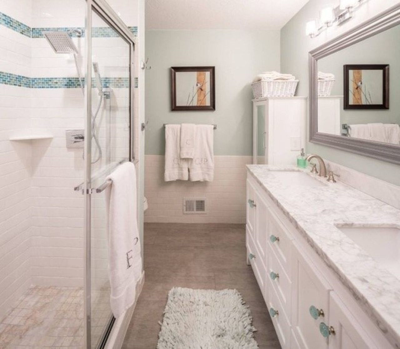 Phòng tắm trung tính và yên bình được làm mới với các điểm nhấn màu ngọc lam cho cảm giác sang trọng và êm dịu.