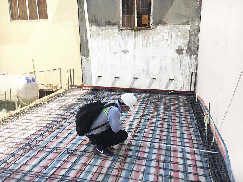 Kỹ sư Việt Quang đang kiểm tra nghiệm thu thép sàn công trình nhà phố 4 tầng 4.2x20m tại quận Tân Bình