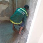 Công nhân Việt Quang đang thi công đục nền nhà vệ sinh để chống thấm nhà vệ sinh và lát gạch nhà vệ sinh