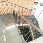 Hình ảnh cầu thang bộ hiện đại với vẻ mới lạ và sang trọng công trình nhà phố 6 tầng quận Bình Thạnh