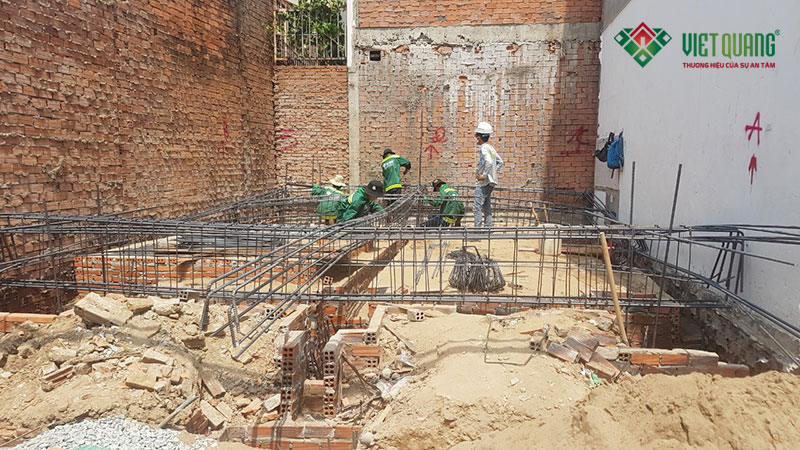 Kỹ sư cùng công nhân Việt Quang đang tiến hành thi công phần móng nhà chị Trúc tại quận 9