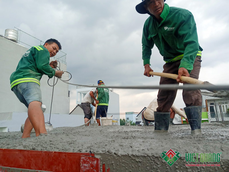 Hình ảnh công nhân Việt Quang thi công đổ bê tông sàn nhà chị Thắm quận 9