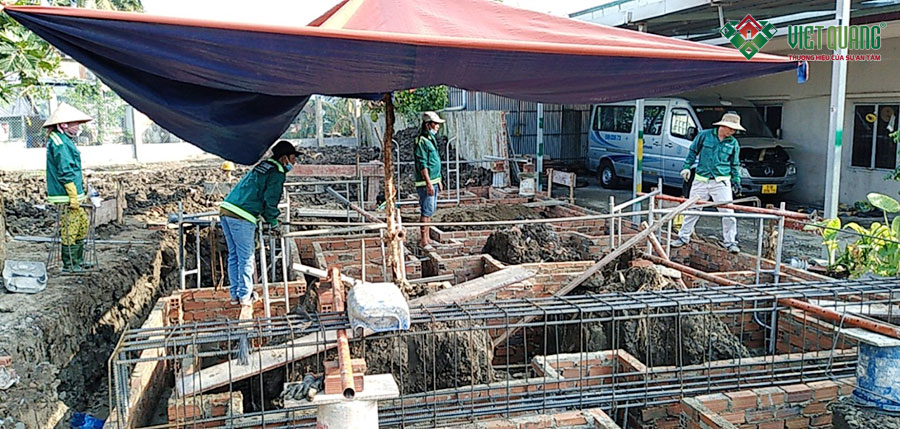 Công nhân Việt Quang thi công bô thép móng công trình nhà biệt thự phố 2 tầng tại Bình Chánh