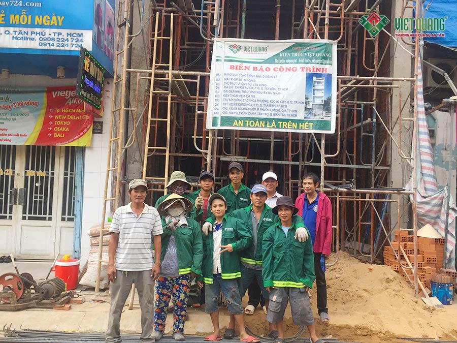 Đội ngũ công nhân Việt Quang thi công xây dựng nhà phố 4 tầng 1 lửng tại Tân Phú