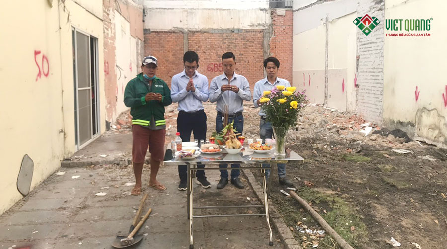 Đội ngũ nhân sự Việt Quang làm lễ khởi công xây dựng nhà chị Mai tại quận Tân Bình