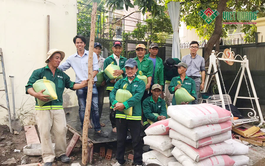 Việt Quang Group tặng gạo, nước mắm, dầu ăn và những nhu yếu phẩm cần thiết cho công nhân sử dụng trong nhưng ngày dịch bệnh