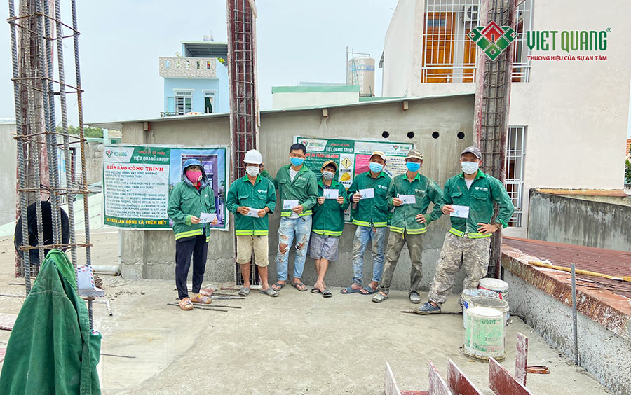 TGĐ Việt Quang Group gửi tặng mỗi người công nhân 500.000đ tại công trình xây dựng tại quận 9