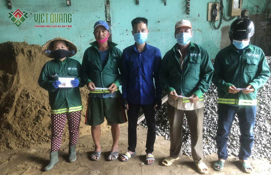 Hình ảnh công nhân được nhận tiền từ TGĐ Nguyễn Bá Quang tại một công trình đang sửa chữa nhà tại TP HCM