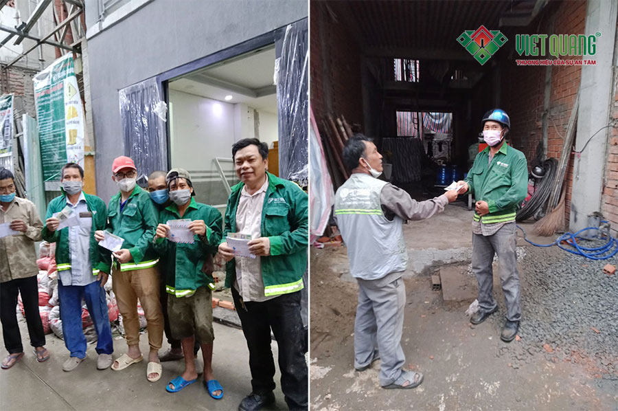 Niềm vui của anh/chị/em công nhân khi được nhận tiền hỗ trợ từ tổng giám đốc Việt Quang Group