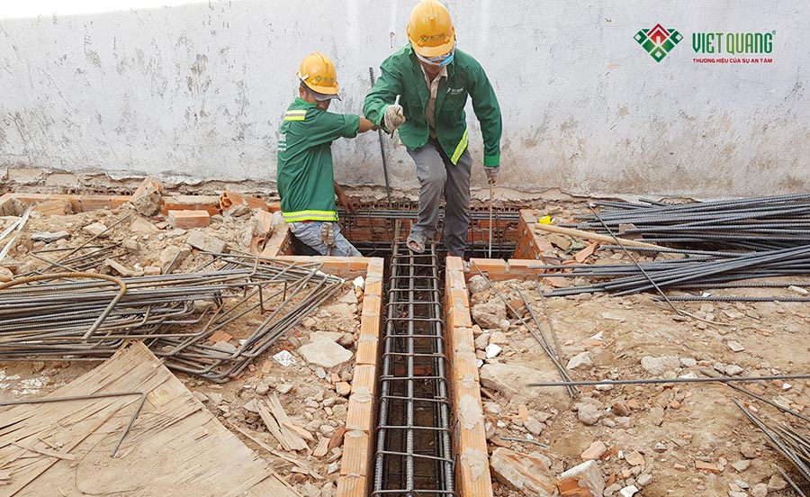 Thi công lắp đặt thép Việt Nhật cho đài móng cọc công trình nhà phố 4 tầng 5.8x18m