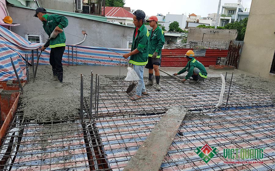 Công nhân Việt Quang luôn sử dụng máy đầm rung cầm tay trong quá trình đổ bê tông đà và sàn tại các công trình