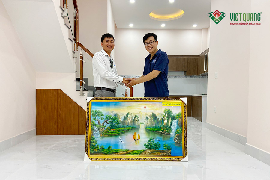 Việt Quang Group bàn giao nhà và tặng gia đình anh Định tại Bình Thạnh 01 tấm tranh phong cảnh mà Anh yêu thích
