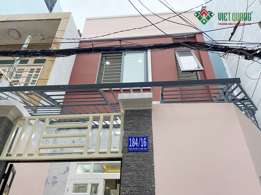 Việt Quang là công ty xây nhà trọn gói nhà phố 3 tầng anh Định tại quận Bình Thạnh năm 2021, chủ nhà đánh giá cao chất lượng công trình.