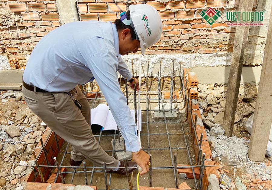 Giám đốc khối Phạm Bá Hải dùng thước đo kiểm tra kích thước móng, để đảm bảo chất lượng công trình tốt nhất.