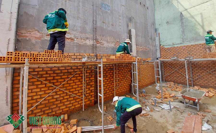 Hình ảnh công nhân Việt Quang xây tường 100mm bao quang công trình 