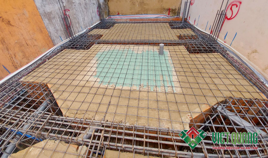 Thép sàn nền tầng trệt chỉ có một lớp thép vì lớp thép đã liên kết với giằng móng và lớp đất san lấp đỡ tại trọng của sàn nên chỉ cần một lớp thép là đủ