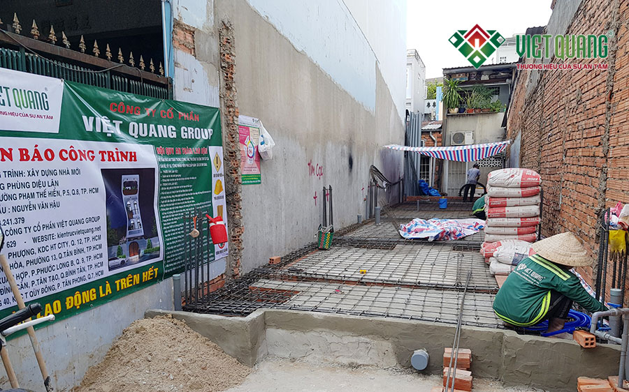 Công nhân Việt Quang chuẩn bị đổ bê tông sàn trệt công trình nhà phố 4 tầng anh Lân quận 8