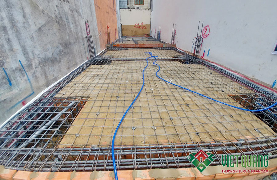 Đổ bê tông cốt thép cho nền sàn tầng trệt sẽ giúp nền nhà được chắc chắn hơn, không bị các hiện tượng sụt lún, đùn gạch nền, bị thấm ngược hoặc ẩm ướt.