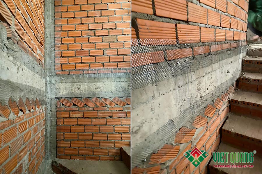 Hình ảnh tường xây gạch được đóng lưới mắt cáo chống nứt giữa hai vật liệu khác nhau