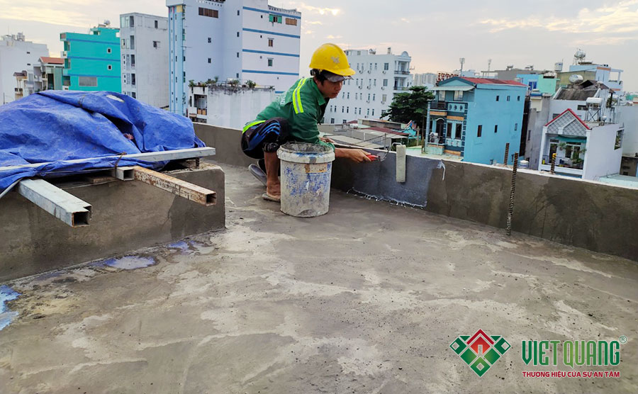 Công Nhân Việt Quang đang thi cống chống thấm mái nhà