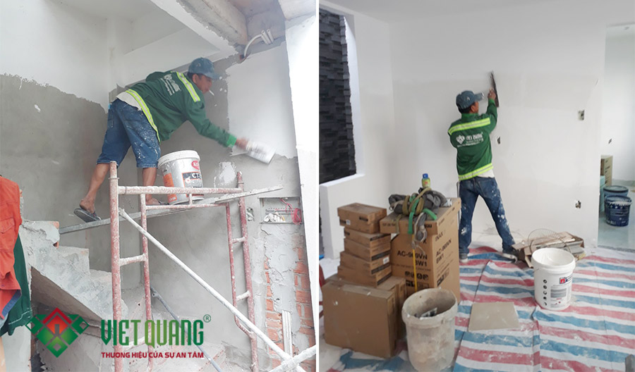Công nhân Việt Quang Group đang thi công phần trét bột matit để sơn nước cho tường nhà
