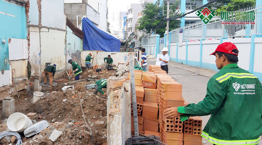 Công nhân Việt Quang đang tiến hành thi công phần móng công trình nhà phố 3 tầng tại quận 8