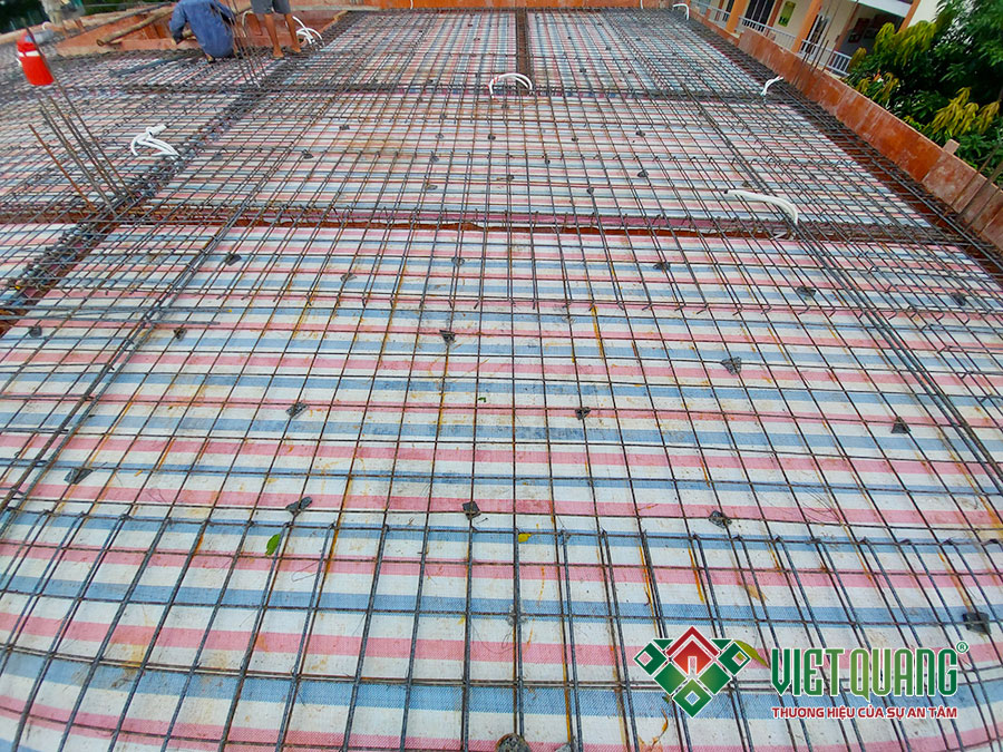Công trình kê đá hoa cương lớp thép sàn dưới và thép chân chó kê thép sàn trên tại công trình nhà phố 3 tầng - Hóc Môn của Việt Quang