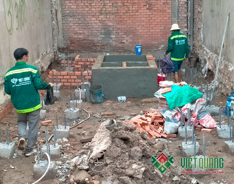 Công nhân Việt Quang đang thi công phần móng cọc công trình nhà phố 5 tầng diện tích 4.55x13.6m tại Phú Nhuận