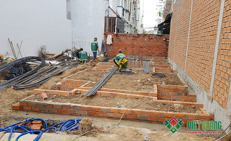 Công nhân Việt Quang đang gia công lắp đặt thép móng và thép đà giằng phần móng công trình nhà phố 4 tầng 4x12m tại Nhà Bè