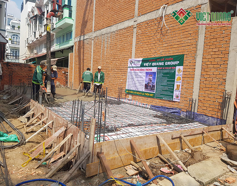 Công nhân Việt Quang đang thi công đổ bê tông móng và sàn nền tầng trệt
