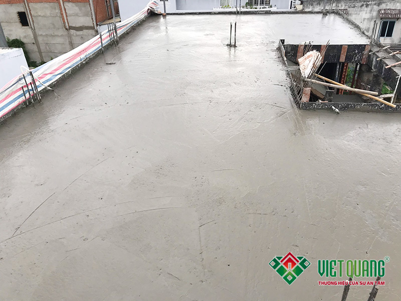 Bề mặt bê tông sàn sau khi đổ xong cần được làm phẳng, xoa đều để tăng tính chống thấm tại những vị trí ban công hoặc nhà vệ sinh