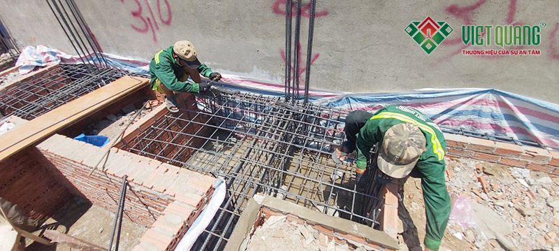 Công nhân Việt Quang đang thi công bô thép đài móng và giằng móng công trình nhà phố 3 tầng 6x13m ở Bình Chánh