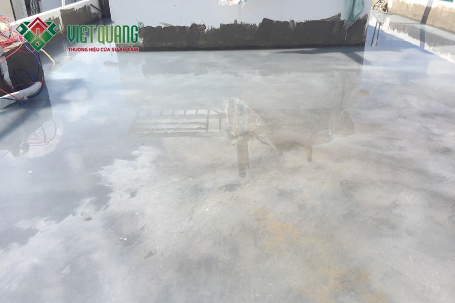 Hình ảnh ngâm nước để kiểm tra xem sàn có bị thấm hay không sau khi đã chống thấm bằng hóa chất kova CT 11A