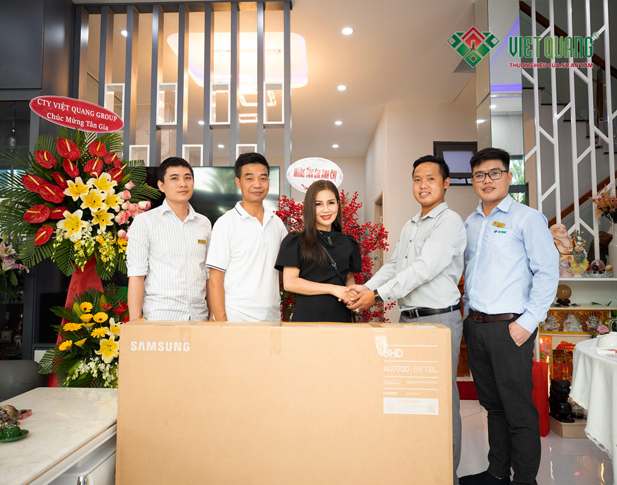  Đội ngũ Việt Quang Group và chủ đầu tư tại buổi bàn giao nhà phố 3 tầng 7.3x13m cho gia đình chị Thúy tại TP Thủ Đức