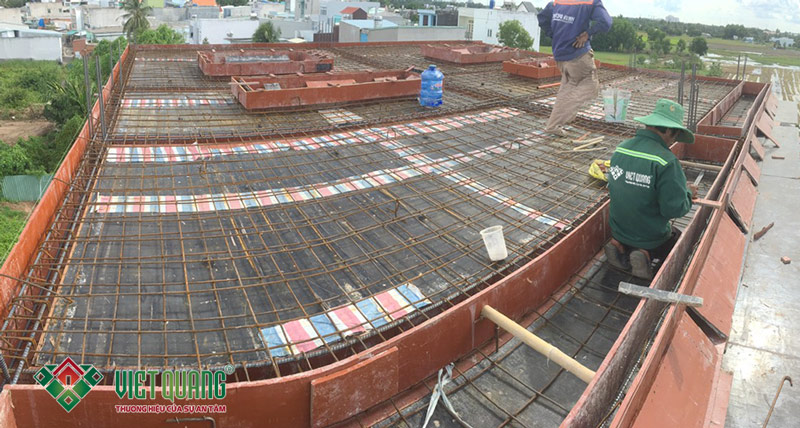 Công nhân Việt Quang đang thi công lắp đặt thép sàn lầu 1 công trình nhà phố 3 tầng liền kề tại Bình Chánh