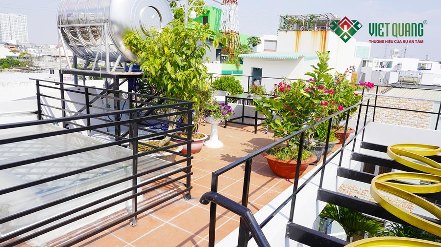 Tận dụng khoảng không trên mái nhà, Việt Quang đã đưa ra ý tưởng trồng nhiều cây xanh, đặt 01 bàn để ngồi uống cafe để chill vào mỗi buổi tối cuối tuần