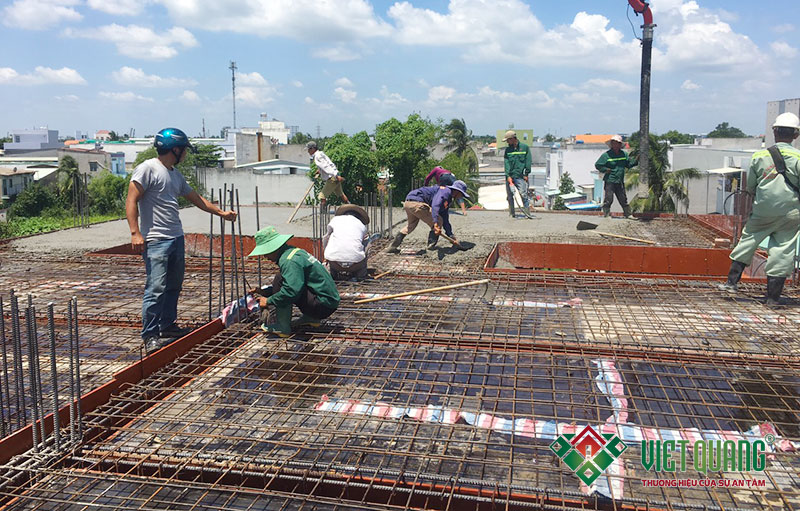 Việt Quang đang tiến hành đổ bê tông sàn công trình xây dựng trọn gói nhà phố 3 tầng liền kề 5x20m tại Bình Chánh