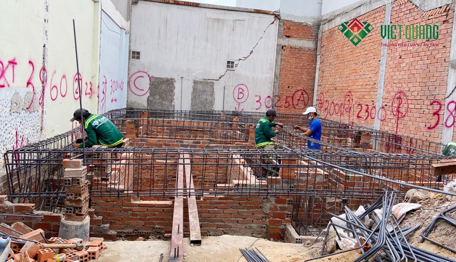 Công nhân Việt Quang đang thi công phần thép móng công trình nhà phố 3 tầng 7.3x13m tại TP Thủ Đức