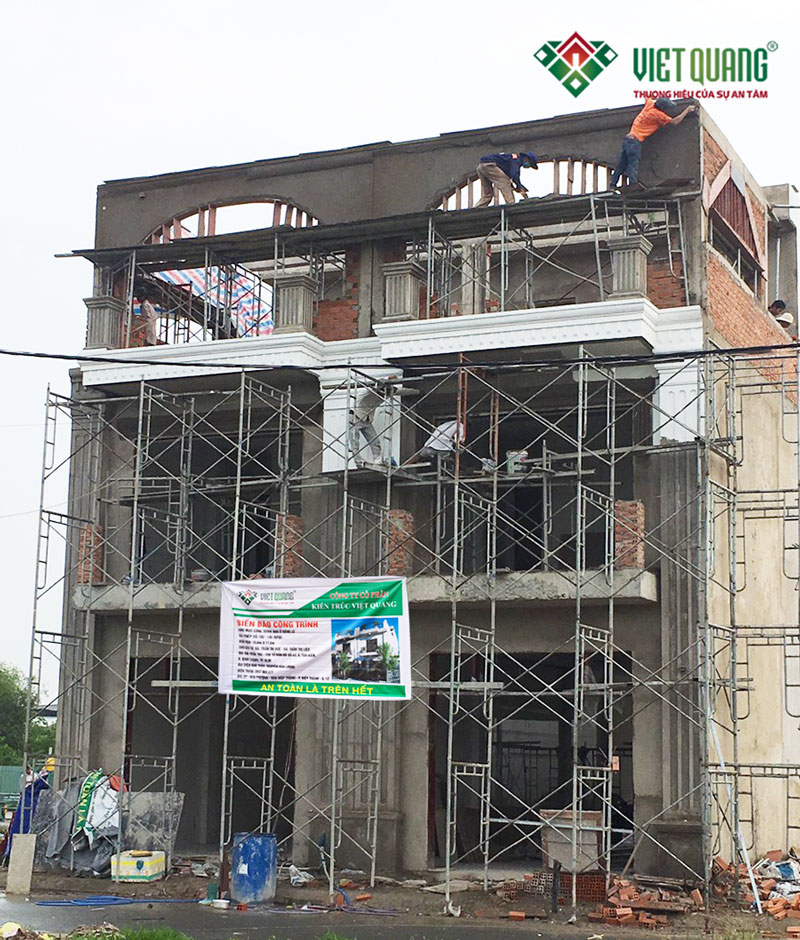Mặt tiền công trình nhà phố 3 tầng 5x20m tại Bình Chánh đang trong quá trình thi công hoàn thiện phần thô