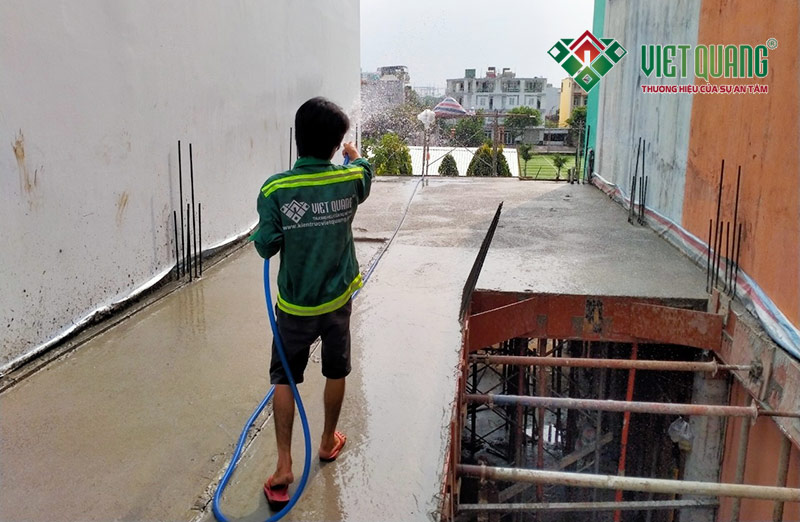 Công nhân tưới nước bảo dưỡng bê tông sau khi bề mặt bê tông đã ráo nước (Bảo dưỡng sau 2-3h sau khi đổ bê tông xong)