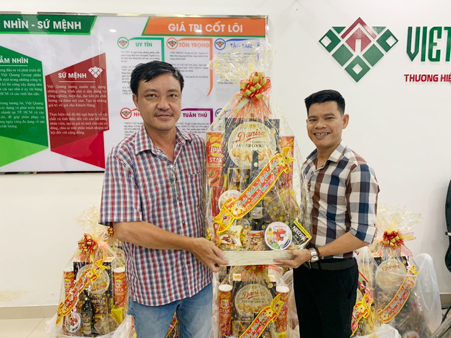 Giám đốc vận hành trao quà tặng cho Giám đốc chi nhánh quận Tân Bình