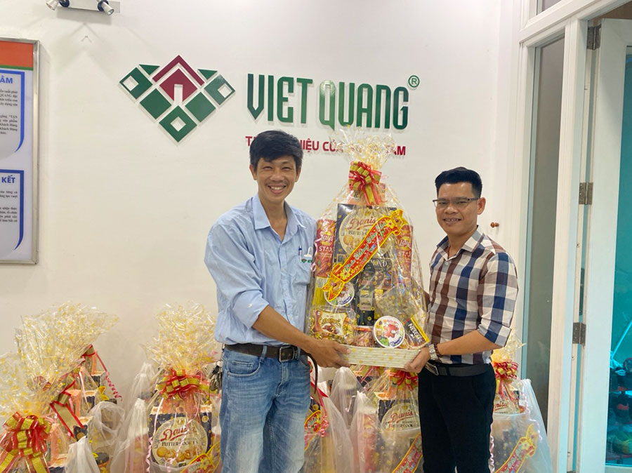 Giám đốc vận hành trao quà tặng cho Giám đốc khối Ông. Nguyễn Văn Tấn