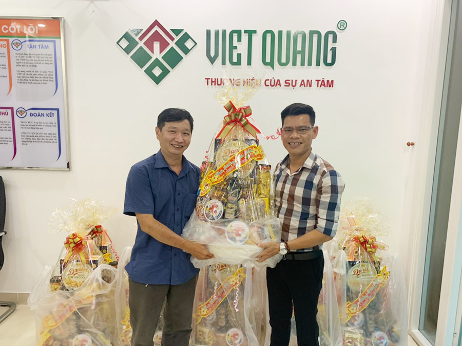 Giám đốc vận hành Mai Quốc Việt tặng quà Tết cho nhân sự giám đốc khối Ông. Nguyễn Văn Phố