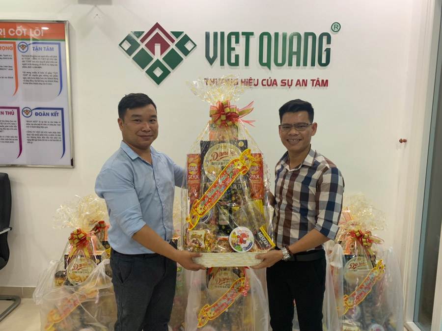 Giám đốc vận hành Mai Quốc Việt tặng quà Tết cho nhân sự giám đốc khối Ông. Phan Văn Thành